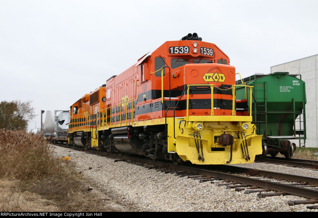 1539 & 5015 sit on the main after bringing a windmill blade train over from the Watseka interchange